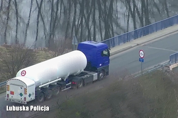 Pojazd ciężarowy wjeżdżający na most