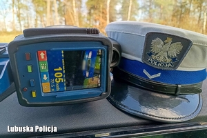 Urządzenie do pomiaru prędkości, obok czapka policjanta