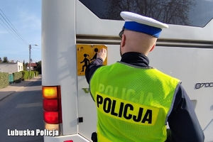 Policjant kontroluje autokar