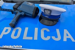 Urządzenie do pomiaru prędkości oraz czapka policjanta na masce pojazdu