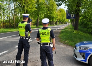 Policjanci drogówki podczas kontroli prędkości pojazdów.