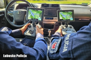 Policjanci w radiowozie