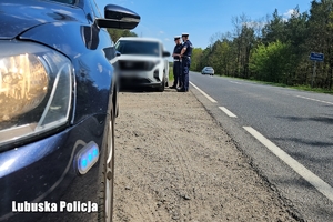 Policjanci w trakcie kontroli pojazdu