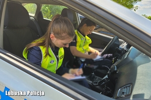 Policjantki w radiowozie