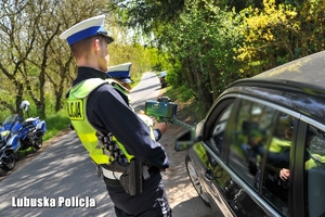 Policjant w trakcie kontroli drogowej