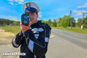 Policjant mierzący prędkość pojazdów