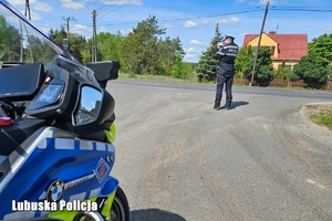 Policjant mierzący prędkość pojazdów