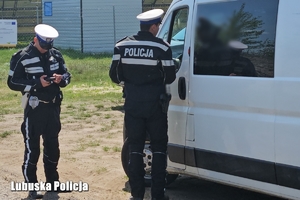 Policjanci w trakcie kontroli drogowej