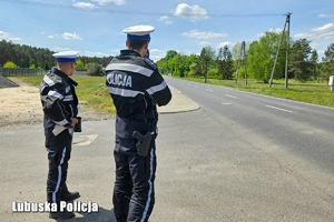 Policjanci kontrolują ruch drogowy