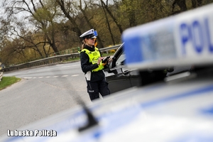 Policjantka w trakcie kontroli drogowej
