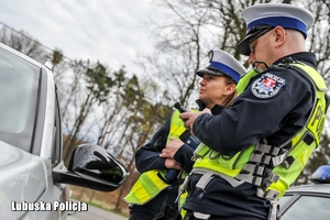 Policjanci w trakcie kontroli