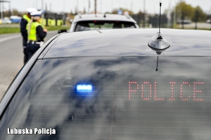 Policjanci w trakcie kontroli drogowej
