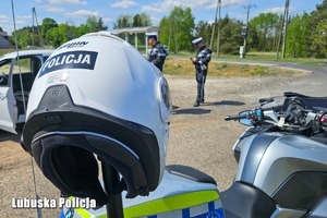 Policjanci w trakcie kontroli drogowej