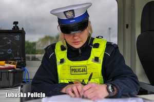 Policjantka uzupełnia dokumentację