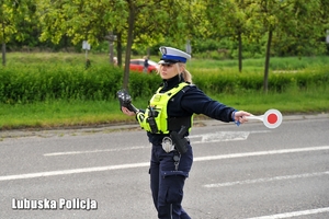 Policjantka zatrzymująca pojazd do kontroli