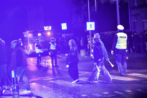 Policjanci w trakcie zabezpieczenia derbów żużlowych