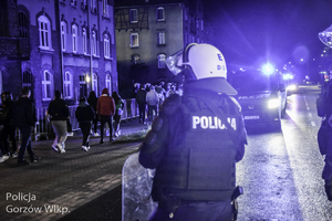 Policjanci w trakcie zabezpieczenia derbów żużlowych