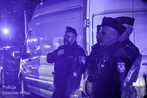 Policjanci w trakcie zabezpieczenia derbów żużlowych