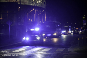 Policjanci w trakcie zabezpieczenia derbów żużlowych