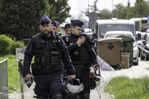 Policjanci w trakcie zabezpieczenia derbów żużlowych