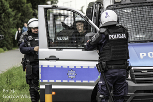 Policjanci w trakcie zabezpieczenia derbów żużlowych