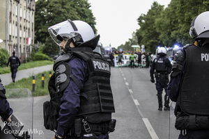 Policjanci w trakcie zabezpieczenia derbów żużlowych