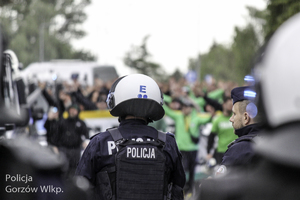 Policjanci w trakcie zabezpieczenia derbów żużlowych