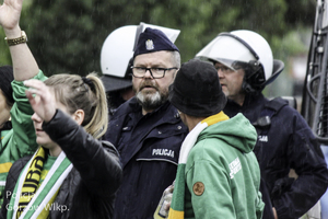 Policjanci w trakcie zabezpieczenia derbów żużlowych
