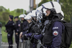 Policjanci w trakcie zabezpieczenia derbów żużlowych