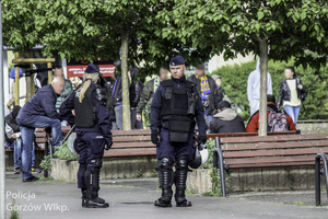 Policjanci w trakcie zabezpieczenia derbów żużlowych