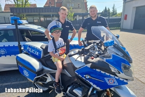 Policjanci wraz z chłopcem na motocyklu