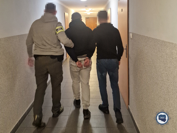 Policjanci wraz z zatrzymanym