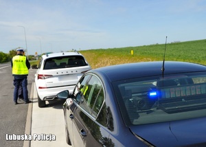 Policjanci w trakcie kontroli drogowej
