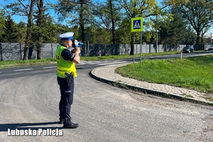 Policjant mierzy prędkość pojazdów