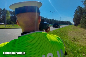 Policjant mierzący prędkość kierujących