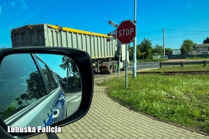 Samochód ciężarowy na przejeździe kolejowym