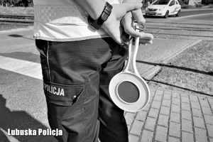 Policjant na przejeździe kolejowym