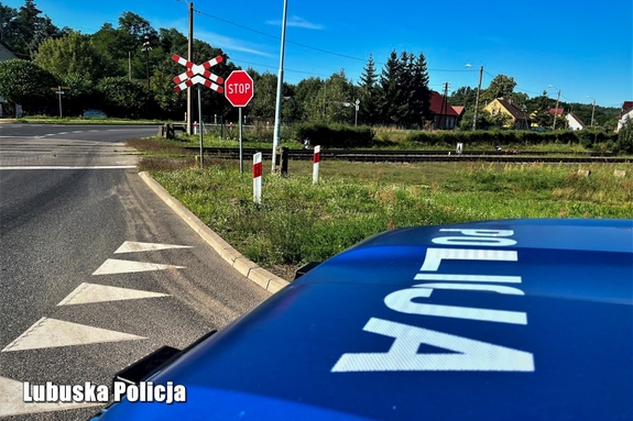 Maska radiowozu, w tle widoczny przejazd kolejowy