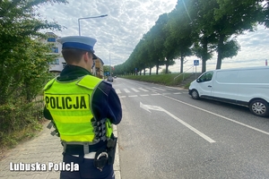 Policjant  patrzyna przejście dla pieszych