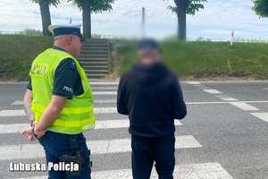 Policjant z mężczyzną na przejściu dla pieszych