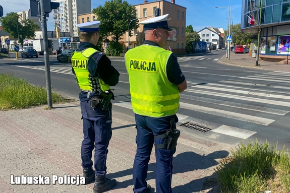 Policjanci na przejściu dla pieszych