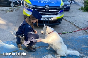 Policjantka wraz psem