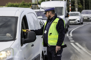 Policjant kontroluje stan trzeźwości kierującego