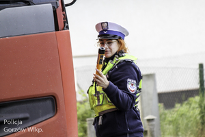 Policjantka kontroluje stan trzeźwości kierującego