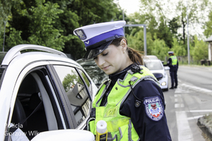 Policjantka kontroluje stan trzeźwości kierującego