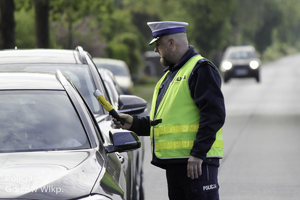 Policjant kontroluje stan trzeźwości kierującego