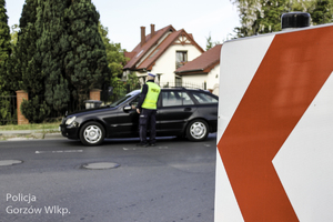 Policjant kontroluje stan trzeźwości kierującego