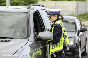Policjantka kontroluje stan trzeźwości kierującego