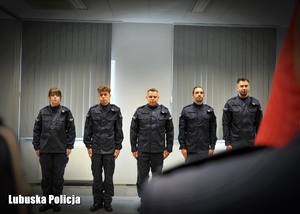 Nowo przyjęci policjanci podczas uroczystości ślubowania.