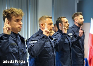 Policjanci ślubujący na sztandar.